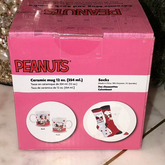 💖NWT💖 Peanuts Snoopy Valentine Ceramic Mug & 2 Pairs Socks Gift Set in Box - Picture 5 of 8